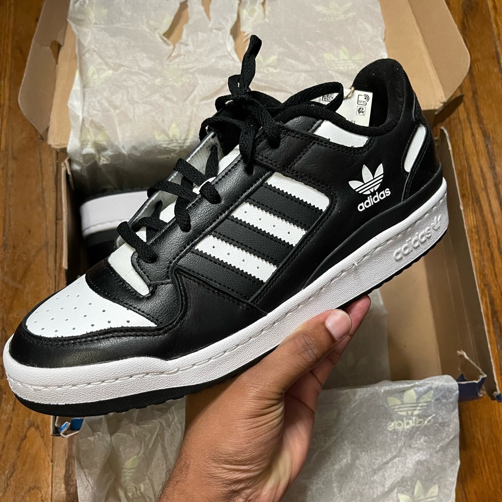 Adidas Forum Low - Black and White